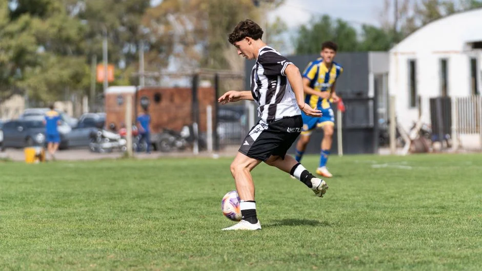曼联引进中场目标浮出水面 滕哈格重建计划引关注